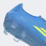 Championes de fútbol Adidas F50 League, color azul con las tres tiras características en amarillo flúor y detalles plateados. Cuenta con suela con tapones para terreno firme y multiterreno.