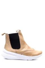 Bota estilo botineta deportiva color beige, con elásticos laterales negros, suela blanca y tiradores en la parte trasera y delantera.