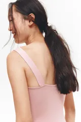 Top de punto elástico color rosado, con breteles anchos y diseño ceñido al cuerpo. Presenta un detalle de frunces verticales en el centro del frente que crea un efecto drapeado.