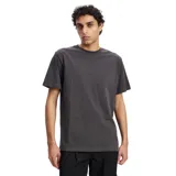 Remera negra de manga corta y corte clásico.