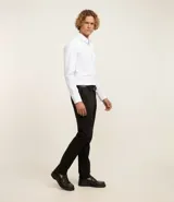 Pantalón de vestir para hombre, color beige claro, de corte slim y sastrería. Presenta cierre frontal con botón y cremallera, y bolsillos laterales y traseros.