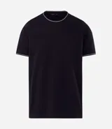 Remera de algodón color negro con cuello redondo y bordes de mangas con detalle de línea blanca contrastante. Presenta un corte recto y diseño minimalista.