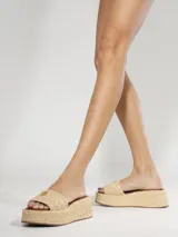 Sandalias de plataforma Schutz forradas en yute, estilo chunky, con tira ancha en el empeine y detalle de aplique metálico dorado.