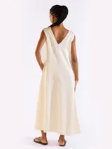 Vestido largo sin mangas de corte recto y holgado, con escote bote y bolsillos laterales. Confeccionado en mezcla de lyocell, viscosa y lino.
