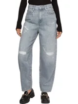 Pantalón de jean celeste con corte globo, tiro alto, cinco bolsillos y roturas en ambas piernas.