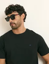 Remera básica de algodón color beige, de manga corta, con cuello redondo y un pequeño detalle bordado en el pecho.