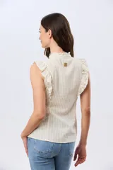 Musculosa de lino rayada con cuello mao y volados en los hombros. Presenta diseño de rayas verticales y aplique de etiqueta con logo en la parte posterior.