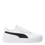 Championes Puma modelo Carina 3.0, de estilo urbano inspirado en el tenis de los años 80. Presentan un diseño en color negro con la icónica franja lateral en blanco y detalles de la marca en dorado. Cuentan con una suela de plataforma estriada en color blanco y plantilla SOFTFOAM+ para mayor amortiguación.