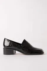 Mocasín de mujer con acabado efecto cocodrilo brillante, punta cuadrada y taco bloque bajo.