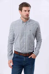 Camisa de manga larga con estampado de cuadros en tonos azules, verdes y blancos. Presenta cuello clásico con botones, cierre frontal abotonado y un pequeño logo bordado en el pecho.