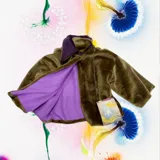 Abrigo corto de piel sintética color marrón, con cuello alto y bolsillos colgantes sujetos con cadenas.