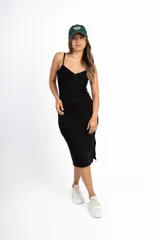 Vestido midi gris de punto canalé, con breteles finos y escote en V con botones decorativos.