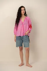 Camisa de manga larga con estampado a cuadros vichy en tonos azul y lila, escote en V y detalles bordados en el cuello, la botonera y las mangas.