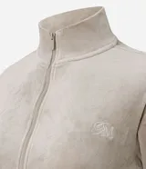 Campera deportiva de plush con acabado aterciopelado, cuello alto, cierre frontal con cremallera y puños ajustados.
