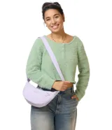 Bolso tipo bandolera Jansport, diseño curvo en color bordó, con correa ajustable y bolsillo frontal con cierre.