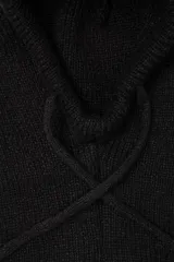 Balaclava de tejido de punto acanalado en color gris, con diseño envolvente y cordones ajustables en la parte frontal.