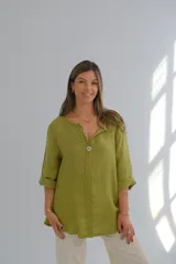 Blusa verde lima de lino con escote en V y manga 3/4.