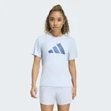 Remera deportiva Adidas de manga corta y cuello redondo, color celeste claro con logo de la marca estampado en el frente en tonos azules. Confeccionada con tecnología Climacool para absorción y secado rápido.