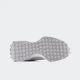 Championes New Balance 327 color gris y blanco, confeccionados con inserciones de gamuza y material textil metalizado. Presentan el característico logo "N" extragrande en el lateral y una suela dentada de goma que se extiende hasta el talón.