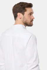 Camisa celeste de lino y algodón, de manga larga, corte slim, con cuello mao, medio abotonada y bolsillo en el pecho.