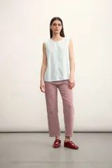 Blusa sin mangas color rosado con cuello redondo y corte holgado.