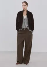 Cardigan gris de punto con escote en V, cierre frontal abotonado y mangas largas, diseño clásico y versátil.