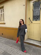 Conjunto de dos piezas de viscosa rayada en color azul marino y blanco, compuesto por un buzo de manga larga de corte holgado y un pantalón ancho tipo palazzo con cintura elástica.
