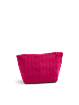 Clutch fucsia de poliéster, con diseño acolchado de rombos y cierre de cremallera.