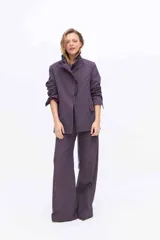 Blazer gris a rayas con solapa de volados, manga larga y lazo ajustable en la cintura.