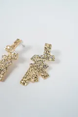 Par de caravanas de diseño abstracto con acabado texturizado y metálico en color plateado.