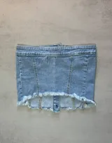 Top strapless de jean celeste con botones plateados al frente y ruedo desflecado.