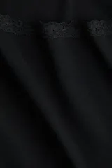 Top negro ajustado de manga corta con escote Bardot (hombros descubiertos) y ribete de encaje en el escote y los puños.