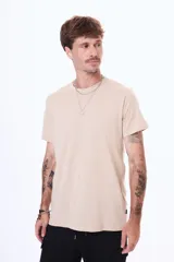 Remera de cuello redondo y manga corta, con diseño básico y calce cómodo.