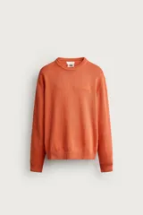 Jersey relaxed fit de punto tejido en hilatura de algodón con cuello redondo, manga larga y efecto lavado. Presenta un pequeño bordado en el delantero y acabados en rib. Colección especial Fruit of the Loom x Zara.