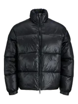 Campera puffer de nylon con tejido ripstop, cuello alto, cierre frontal con cremallera y puños elásticos. Diseño acolchado con relleno de fibra sintética para mayor abrigo.