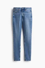 Pantalón de jean skinny de tiro alto, color celeste claro, con cinco bolsillos y cierre con botón.