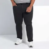 Pantalón slim fit negro, con cierre de botón y cremallera, bolsillos laterales y traseros.