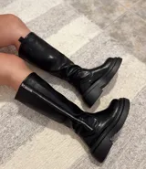 Bota bucanera negra de ecocuero con base chunky y cierre lateral.