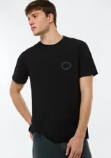 Camiseta de manga corta color negro con cuello redondo y parche con logo de la marca Hering en el pecho.