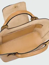 Cartera tipo tote en tamaño extra pequeño, confeccionada en cuero de color verde oliva. Presenta una estructura rígida con asas cortas redondeadas y un cierre de solapa con broche metálico dorado grabado con el logo de la marca.