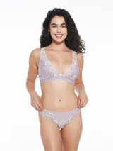 Bombacha tipo vedetina de color lila, confeccionada en una combinación de tela lisa y encaje floral en los laterales y parte frontal.