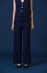Pantalon de vestir azul marino con corte recto y silueta amplia de caida fluida, con cintura definida y cierre frontal oculto.
