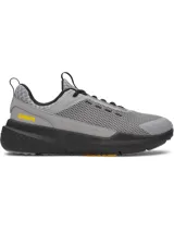 Championes de entrenamiento Under Armour Project Rock BSR 5, diseñados para estabilidad y flexibilidad. Presentan una parte superior de malla transpirable en color gris con detalles en negro y amarillo, mediasuela Charged Cushioning para amortiguación reactiva y tecnología UA TriBase para mayor contacto con el suelo.