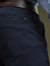 Pantalón de gabardina azul marino, corte slim fit, con bolsillos laterales y traseros.