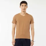 Camiseta de hombre color beige con cuello en V y mangas cortas. Corte recto y tejido elástico.