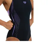 Malla enteriza de natación Arena Swim Pro Back Grap, de color negro con detalles de líneas curvas en tono lila y violeta en los laterales y el logo de la marca estampado en el pecho.