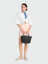 Cartera de mano modelo Le Pliage One tamaño S, confeccionada en nylon resistente con detalles en cuero. Presenta un diseño minimalista con cierre de solapa y broche a presión, asas cortas y estructura plegable.