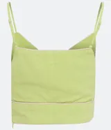 Blusa cropped color verde claro de lino con tirantes finos, escote en V con abertura en el pecho y ribete en color crema.