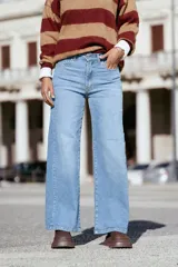 Jean wide leg de tiro medio con lycra, confeccionado en denim de lavado claro.