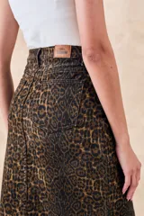 Falda midi de denim con estampado animal print, tiro alto y abertura frontal.